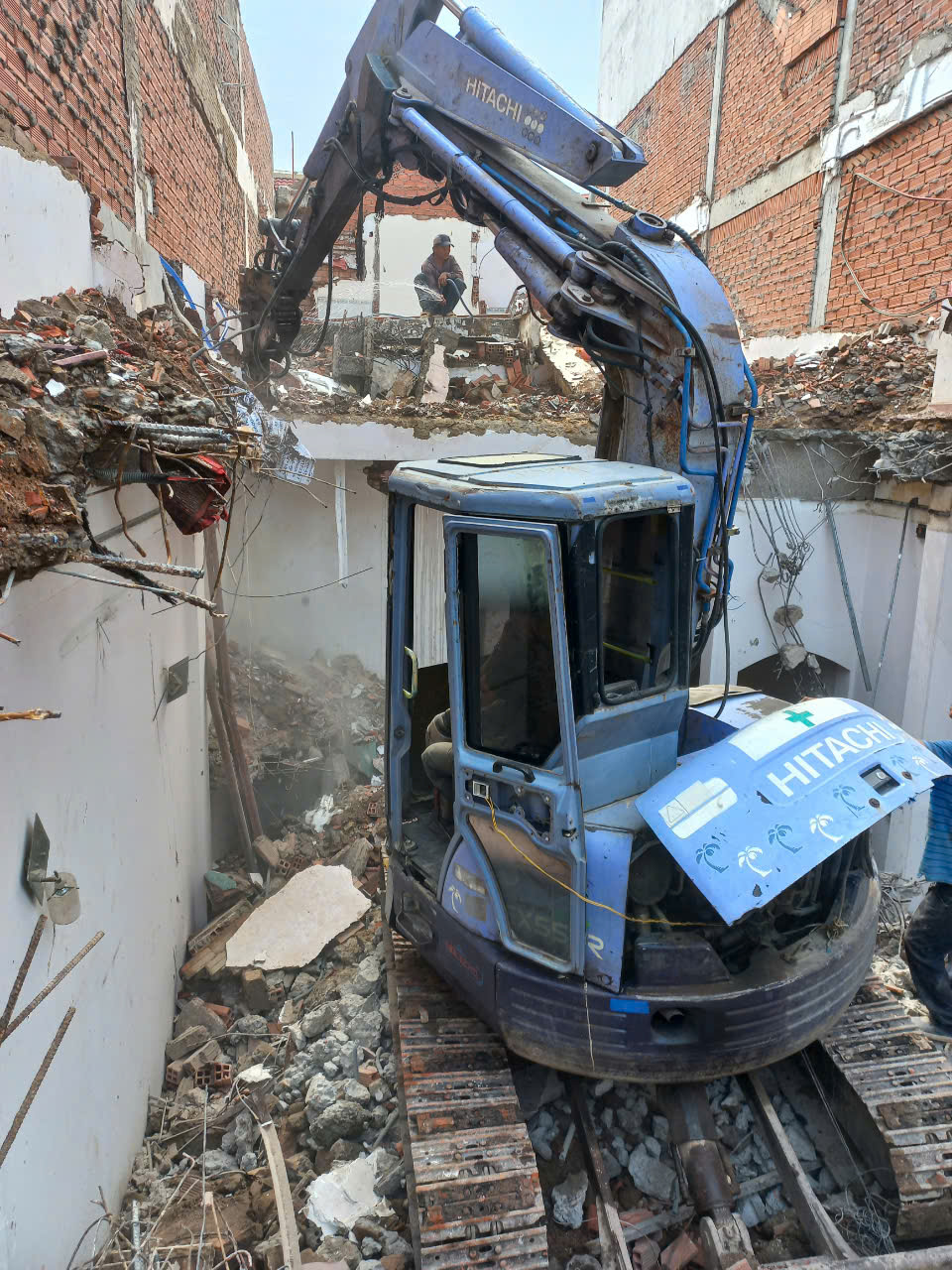 Công trình tháo dỡ nhà cũ trong hẻm nhỏ