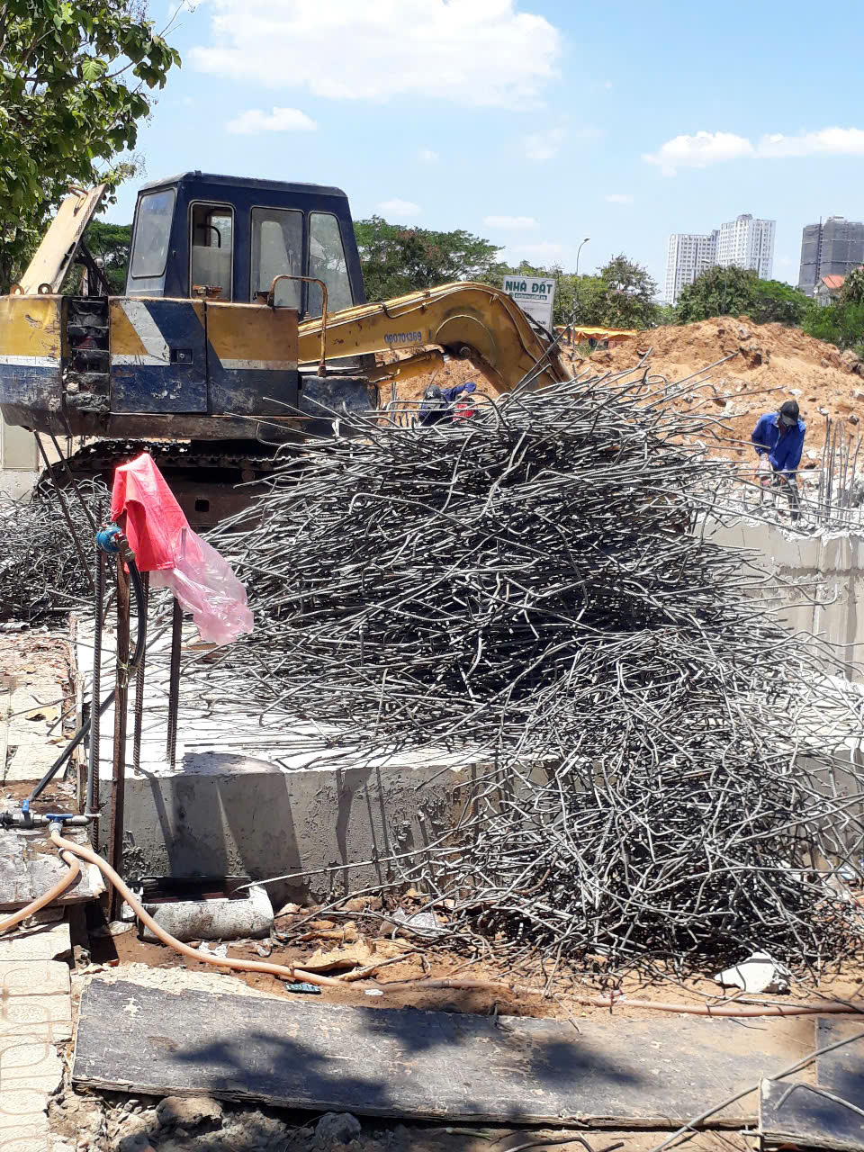 Máy múc tháo dỡ nhà cũ và thu hồi sắt thép công trình