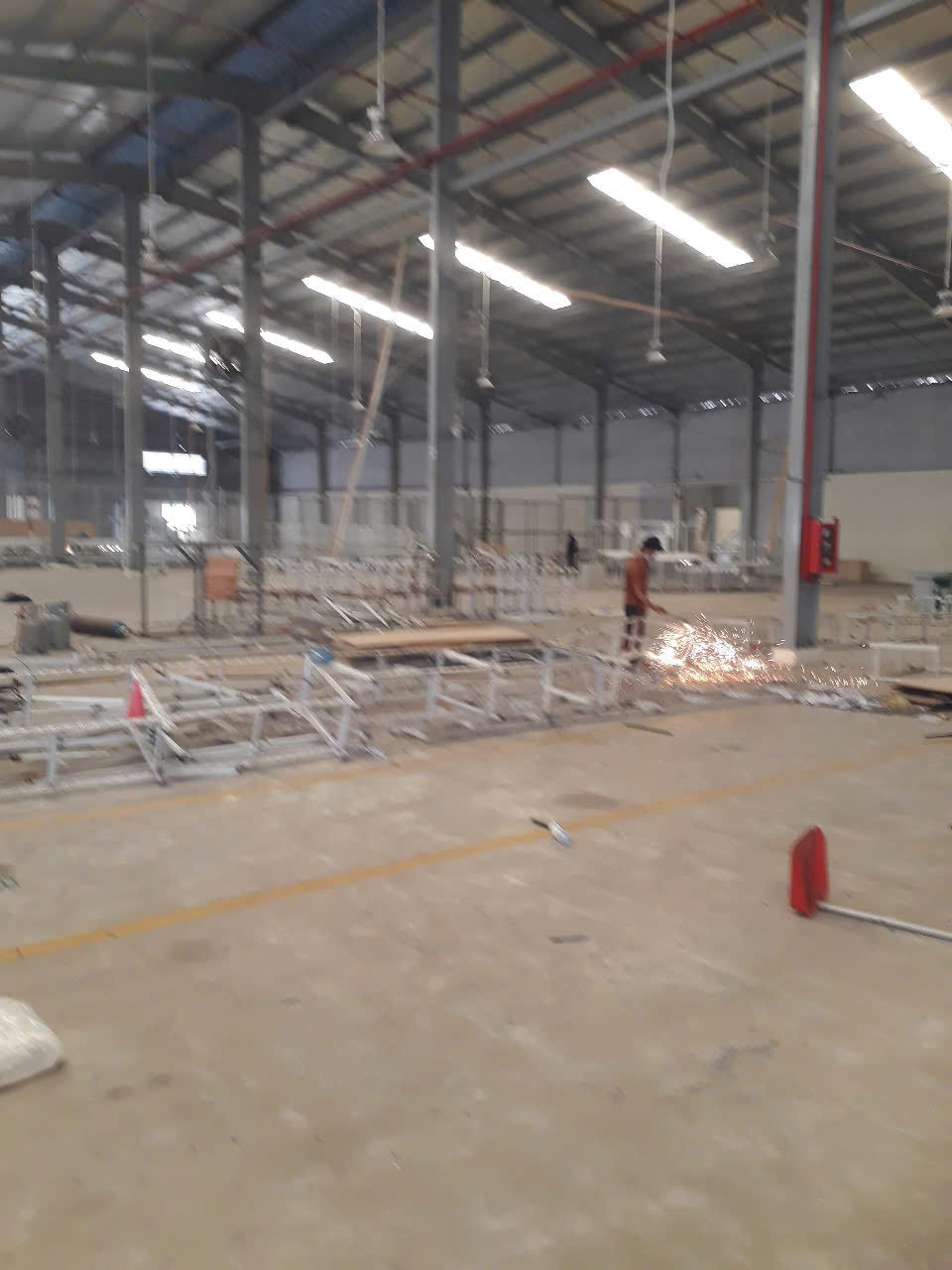 Thu gom sắt thép nhà cũ sau khi phá dỡ bê tông