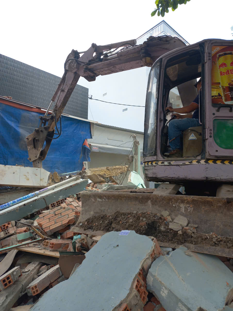 Tháo dỡ nhà cũ bằng máy múc tại khu dân cư