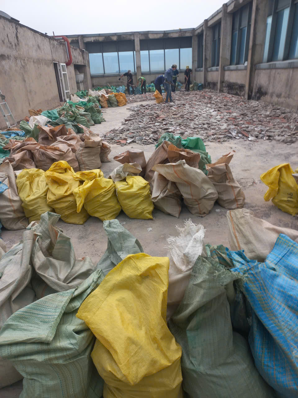 Thu gom sắt thép, bê tông sau khi tháo dỡ nhà cũ